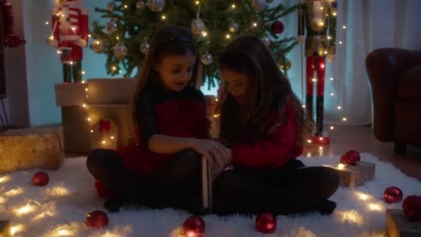 Двоє Маленьких Друзів Килимі Грають Під Час Різдва — стокове відео