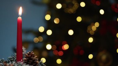 Noel Gecesinde Kırmızı Mum 
