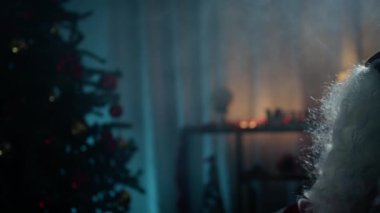 Noel Baba sihirli bir şaklamayla ışık yaratıyor. 