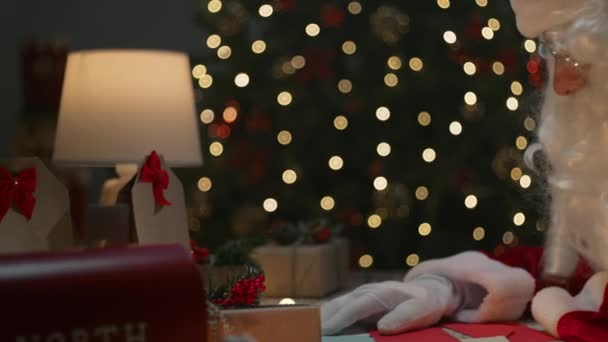 Santa Claus Decepcionado Por Todas Las Cartas — Vídeos de Stock