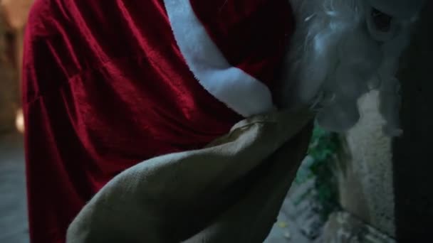 Père Noël Ramasser Des Cadeaux Son Sac Dans Nuit — Video