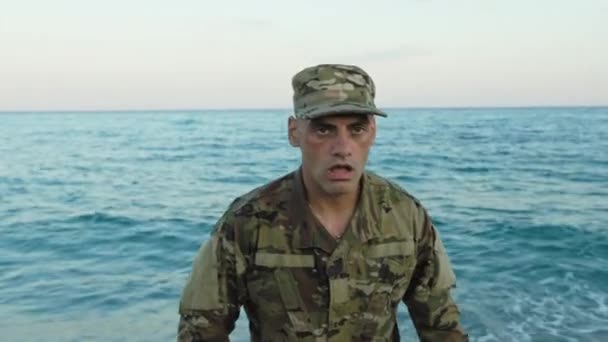 Soldat Uniform Skriker Stranden — Stockvideo