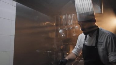 Gün batımı ışıkları bir şefin çalışmalarını büyütüyor. . 