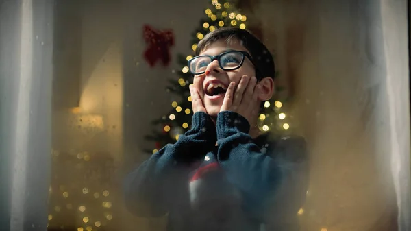 Çocuk Noel Baba 'yı görünce hayrete düştü Noel gecesi.