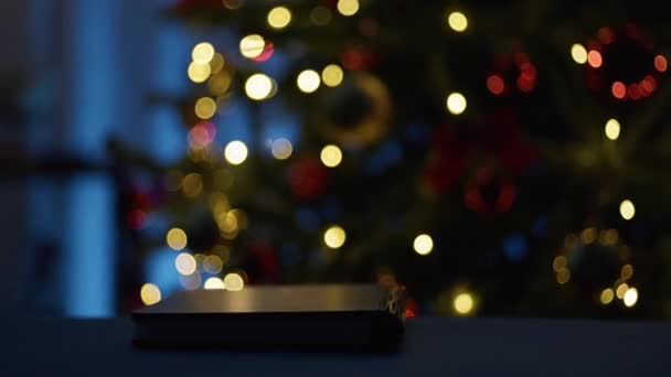 Kouzelná Kniha Stole Pod Vánoční Strom — Stock video