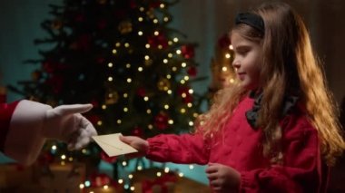 Noel Baba, genç bir kızdan Noel mektubu alıyor. . 
