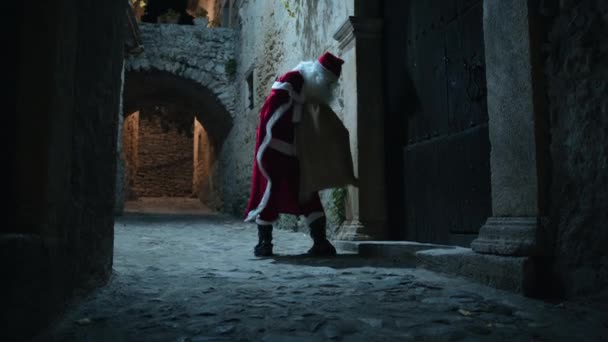 Санта Клаус Работает Улице Своей Тяжелой Сумкой — стоковое видео