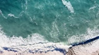 Okyanus dalgalarının çarpışının havadan görüntüsü 