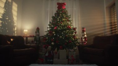 Pencereden gelen Noel sabahı güneşi .