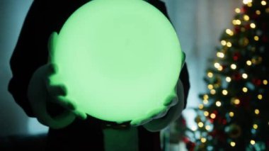 Sihirli küre Noel Baba 'nın ellerinde renk değiştiriyor. . 