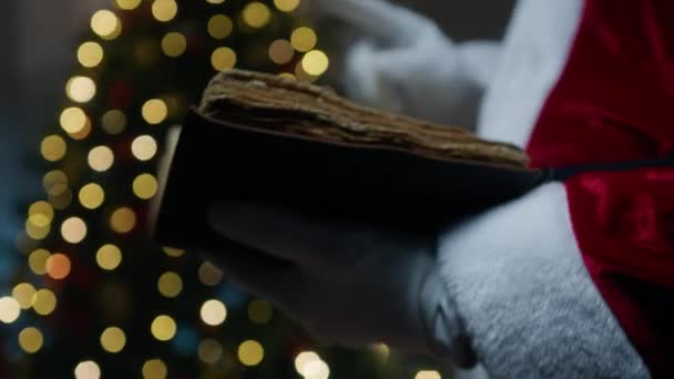 Papai Noel Cuidadosamente Lendo Velho Livro Sábio — Vídeo de Stock