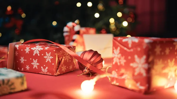 Masa hediyelerle ve sunumlarla dolu..