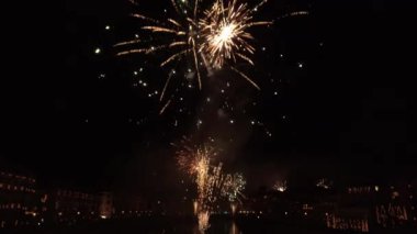 Louisville arka planında havai fişek gösterisi.