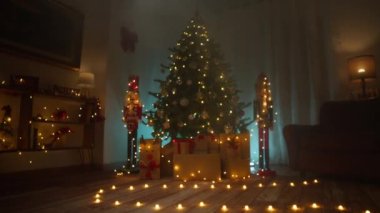 Noel ağacı ışıkları ve hediyeler Noel gecesinde . 