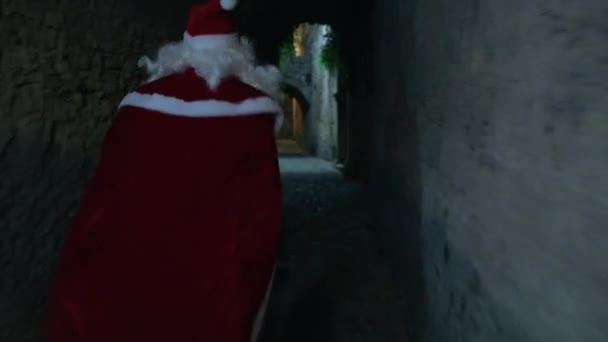 Święty Mikołaj Biegnący Ulicami Wioski — Wideo stockowe