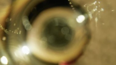 Bardağın içinde şampanya köpüğü . 