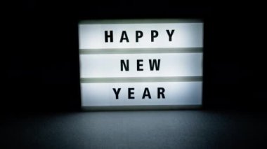 Yanıp sönen ışıkları olan mutlu yeni yıl panosu .