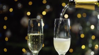 Kutlama bardağını şampanyayla dolduruyorum. . 