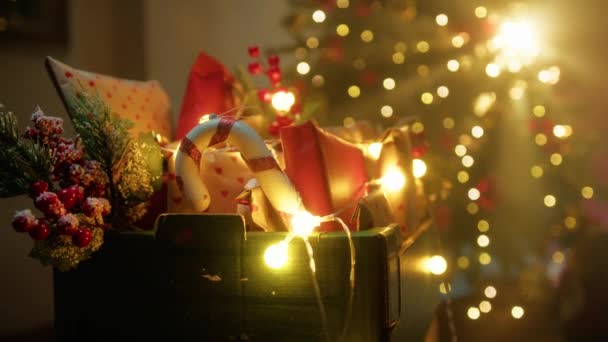 Košík Dárků Vánoční Ozdoby Pod Stromečkem — Stock video