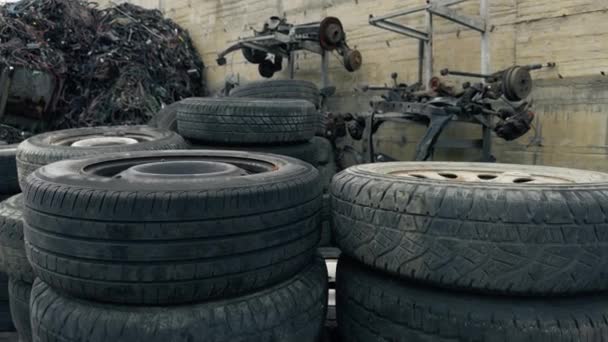 Μεταχειρισμένων Τροχών Αυτοκινήτων Προς Ανακύκλωση Εργοστάσιο Ανακύκλωσης — Αρχείο Βίντεο