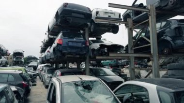 Hurda arabalar. Araba parçalarının kurtarılması. 