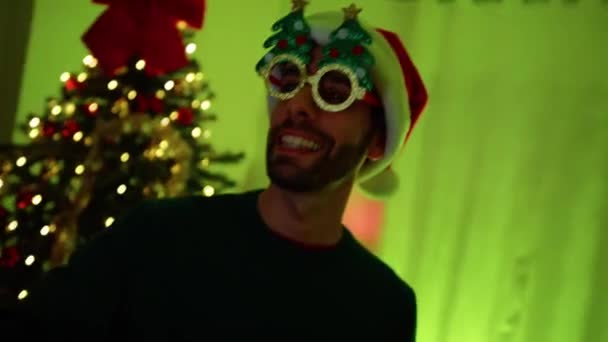 享受圣诞迪斯科舞的男人 — 图库视频影像