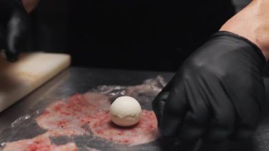 Mozzarella ile sanatsal bir yemek yaratmak .