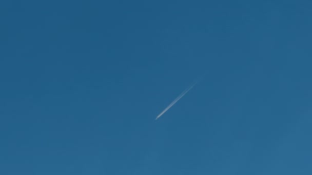 Long Shot Airplane Trail Blue Sky — Stockvideo