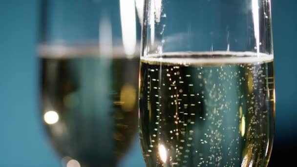 香槟酒杯里冒出的火花 — 图库视频影像