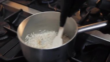 Profesyonel yemek pişirme yeteneği olan pirinç pişirme . 