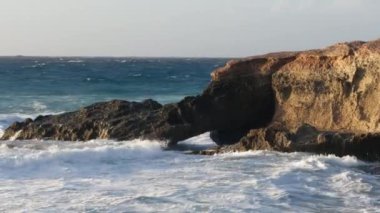 Okyanus dalgaları kayalara çarpar.