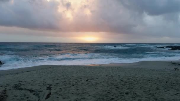 最初の光で海の海岸 — ストック動画