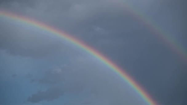 彩虹照耀着城市的风景 — 图库视频影像