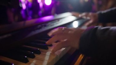 Canlı konserde piyano çalmak..