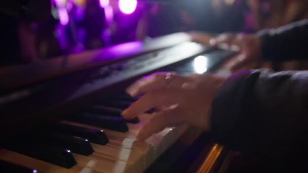 ライブコンサートでピアノを演奏する — ストック動画