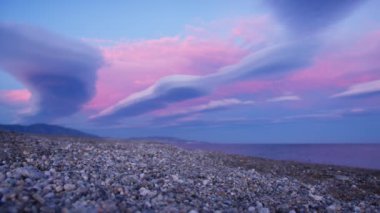 Okyanusta çarpıcı bir gün batımı. 