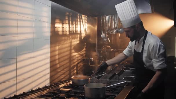 Μαεστρία Ενός Σεφ Στον Έλεγχο Της Κουζίνας Του — Αρχείο Βίντεο