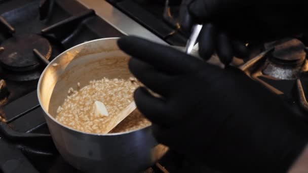 Profesionální Kuchař Rukavicemi Vaření Rizoto Hrnci — Stock video