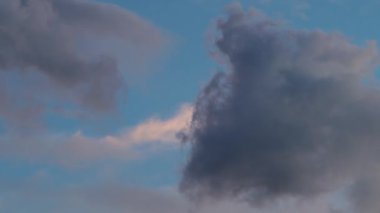Gökyüzünde uzun kızıl bulutlar. 