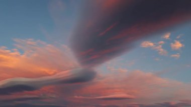 Mavi gökyüzünde renkli yumuşak bulutlar . 