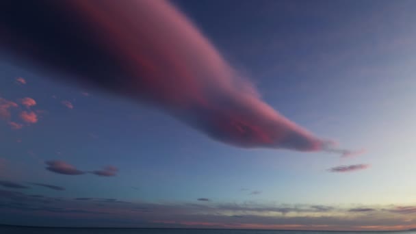 日没の海とピンクの雲 — ストック動画