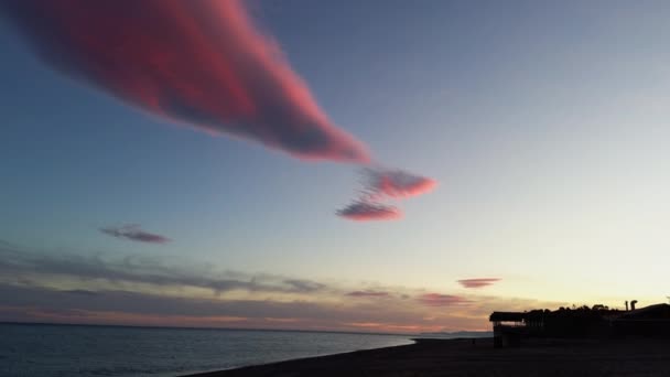 イタリアの海岸線上の奇妙な色彩雲 — ストック動画