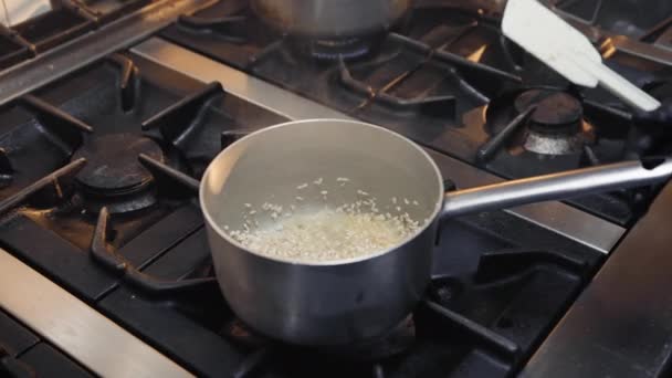 Szef Kuchni Gotowanie Risotto Posiłek Metalowym Garnku — Wideo stockowe