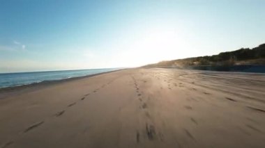 Okyanusta gün batımının hava manzarası. 