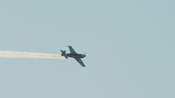Împușcătură Lungă Avionului Stunt Zboară Cer — Videoclip de stoc