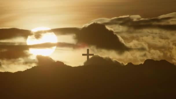 Kruzifix Auf Dem Gipfel Des Berges Bei Sonnenuntergang — Stockvideo