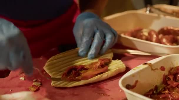 Zubereitung Von Leckerem Gegrilltem Sandwich Für Street Food — Stockvideo