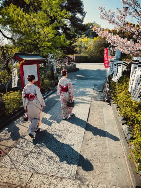 Japon kadınları Baharın güneşinin tadını çıkarıyor . 