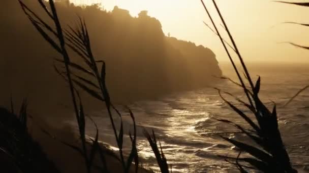 日の出に海を見下ろす崖 — ストック動画
