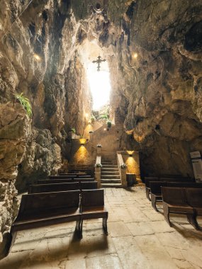 Antik Katolik kilisesi doğal bir mağarada yer alır..
